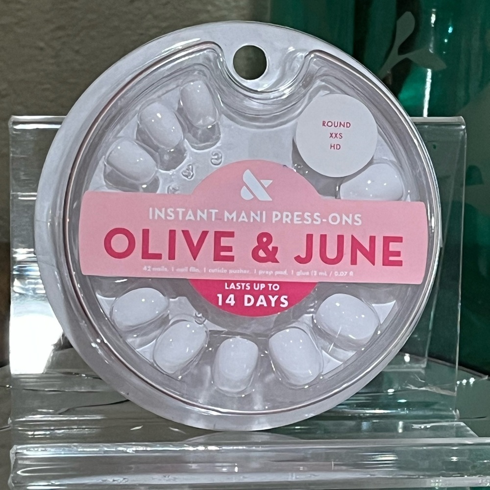 Olive & June Instant Mani Press-Ons in white, round, XXS, new!